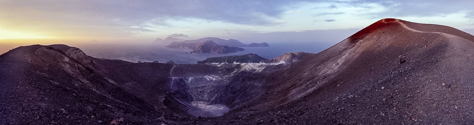 Vulcano, dans les fumerolles du cratère Vulcano, dans les fumerolles du cratère - Panorama sur les îles éoliennes depuis le sommet de l'île