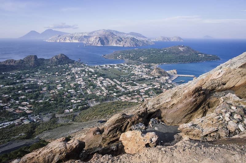 Vulcano, dans les fumerolles du cratère Vulcano, dans les fumerolles du cratère - Panorama sur les îles éoliennes depuis le sommet du volcan