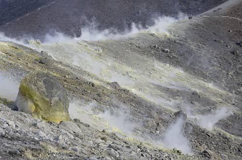 Vulcano, dans les fumerolles du cratère - Les fumerolles pleine de souffre