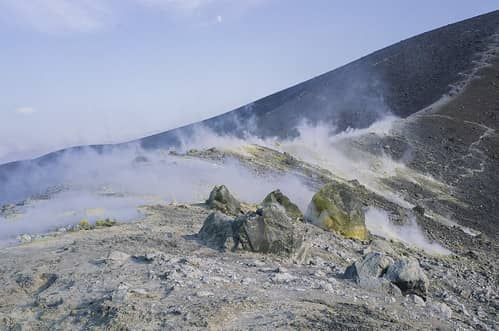 Vulcano, dans les fumerolles du cratère - Les fumées nocives de souffre