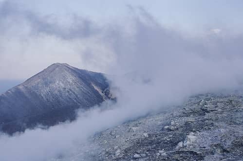 Vulcano, dans les fumerolles du cratère - Le sommet du volcan dans les nuages
