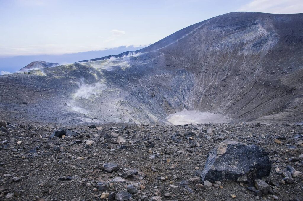 Vulcano, dans les fumerolles du cratère - Gros plan sur le cratère