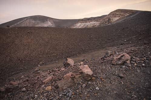 Vulcano, dans les fumerolles du cratère - La caldera vue d'en bas