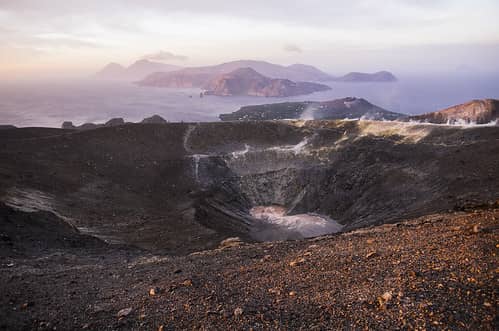 Vulcano, dans les fumerolles du cratère - Panorama sur les îles éoliennes depuis la caldera de Vulcano