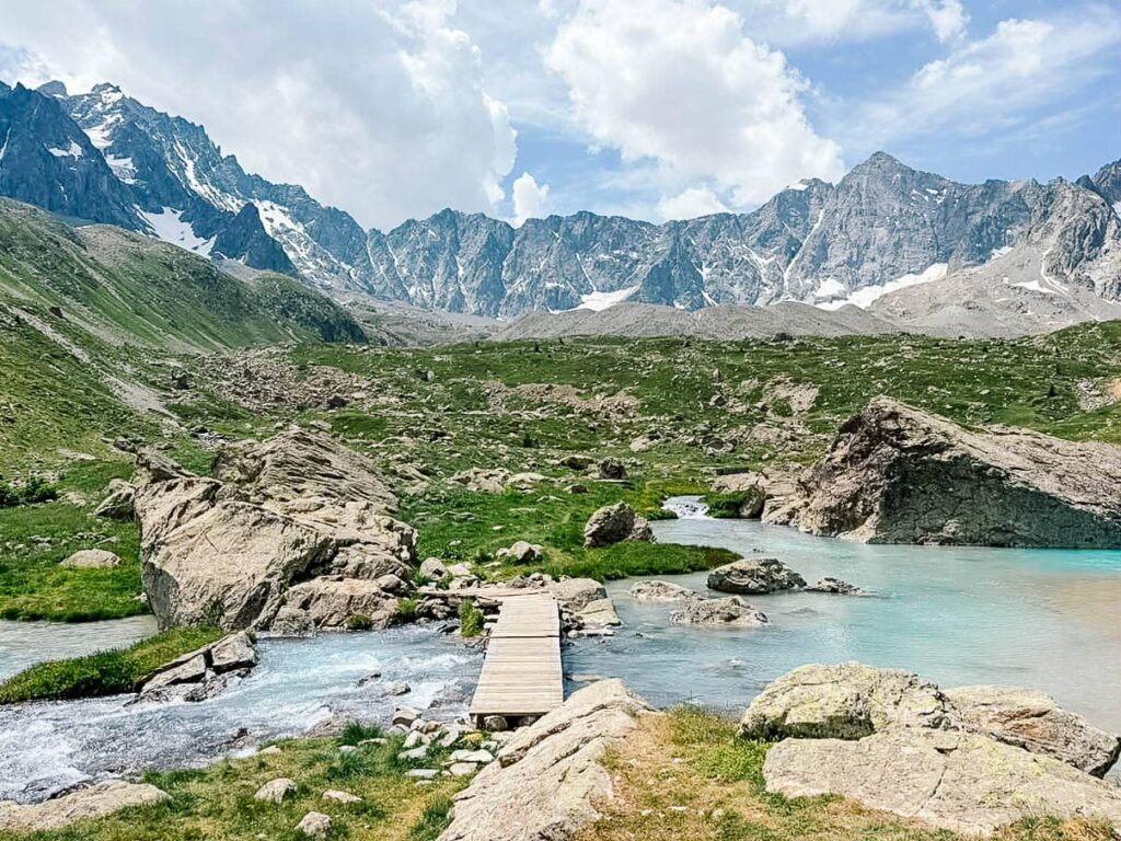 Grandes randonnées en France - Passage à gué sur le GR54, grand tour des écrins