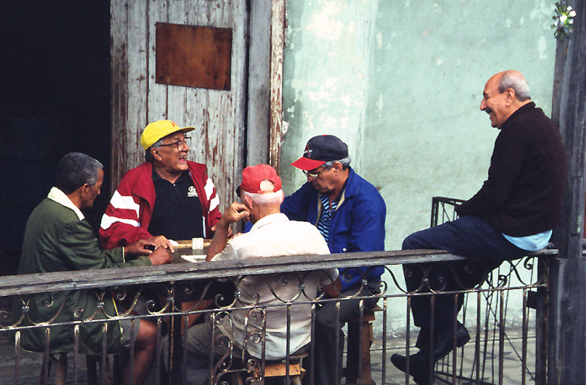 Parti de dominos dans les rues de Santiago de Cuba
