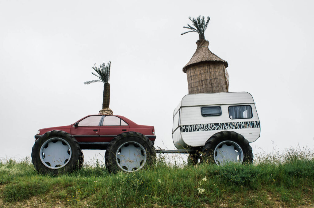 Voiture et roulotte avec de grande roue