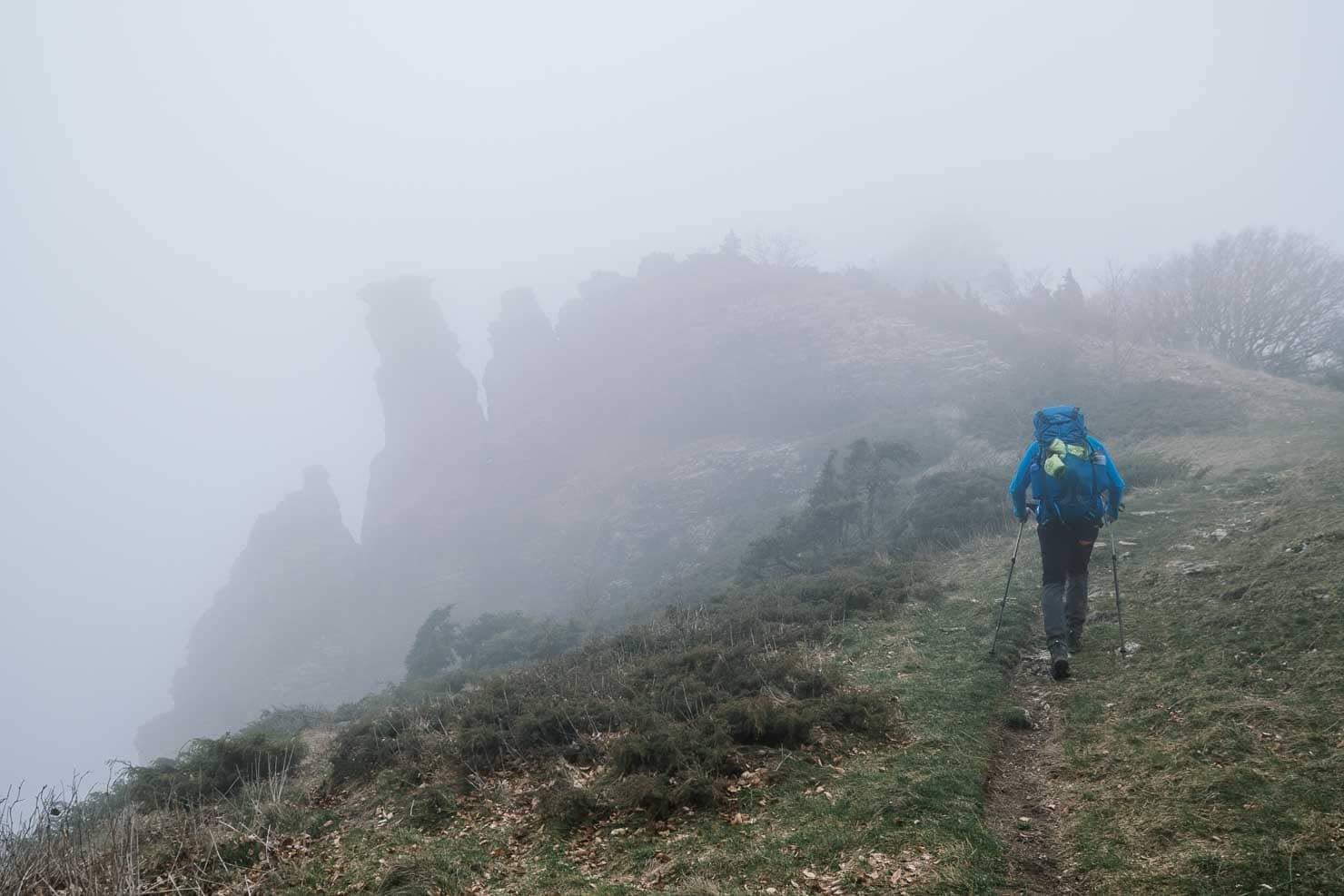 Le GR9 dans le brouillard vetrs le rocher de la laveuse