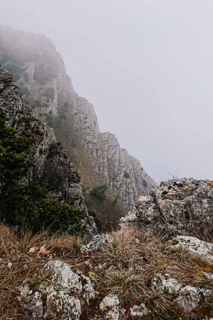 Le GR9 sur les crêtes en direction des trois becs