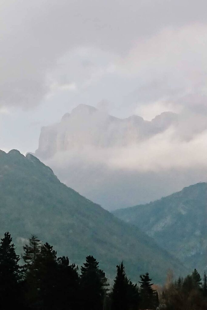 Depuis le GR9, point de vue sur les falaises du Vercors