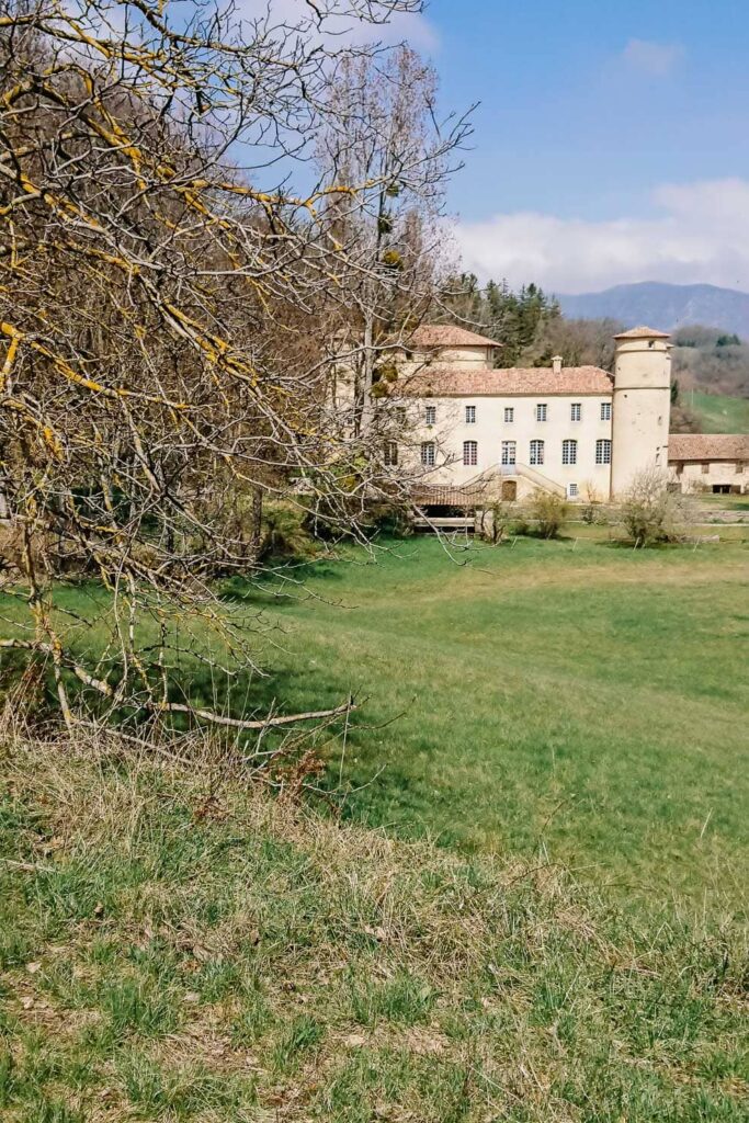 Le Châtelas, sur le tracé du GR9 aux abords de Bourdeaux