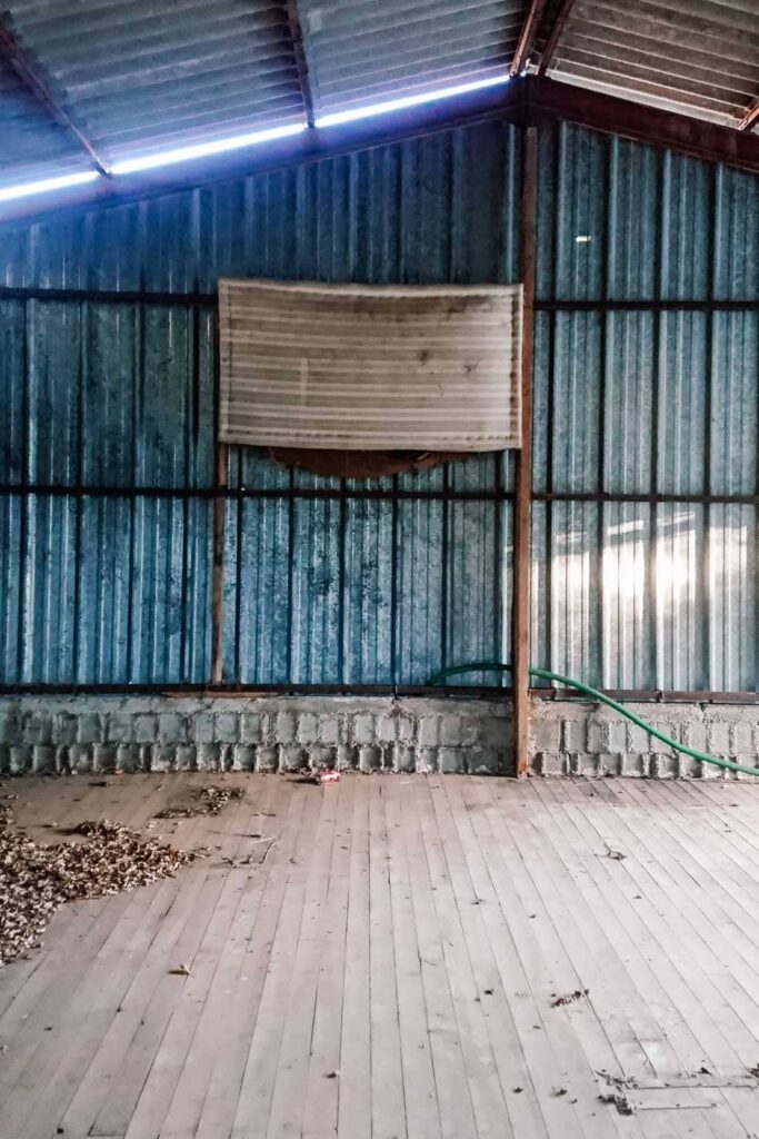 Le hangar où nous dormons pour une nuitée à l'abri sur le GR9