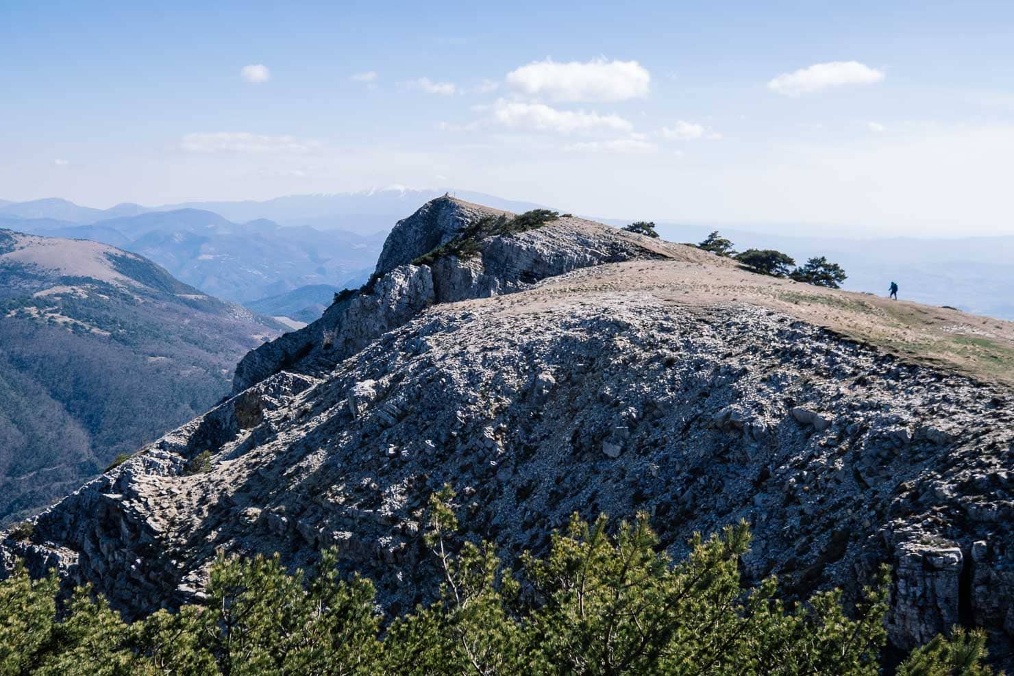 Nico arrive au sommet de la montagne de la Lance sur le GR9