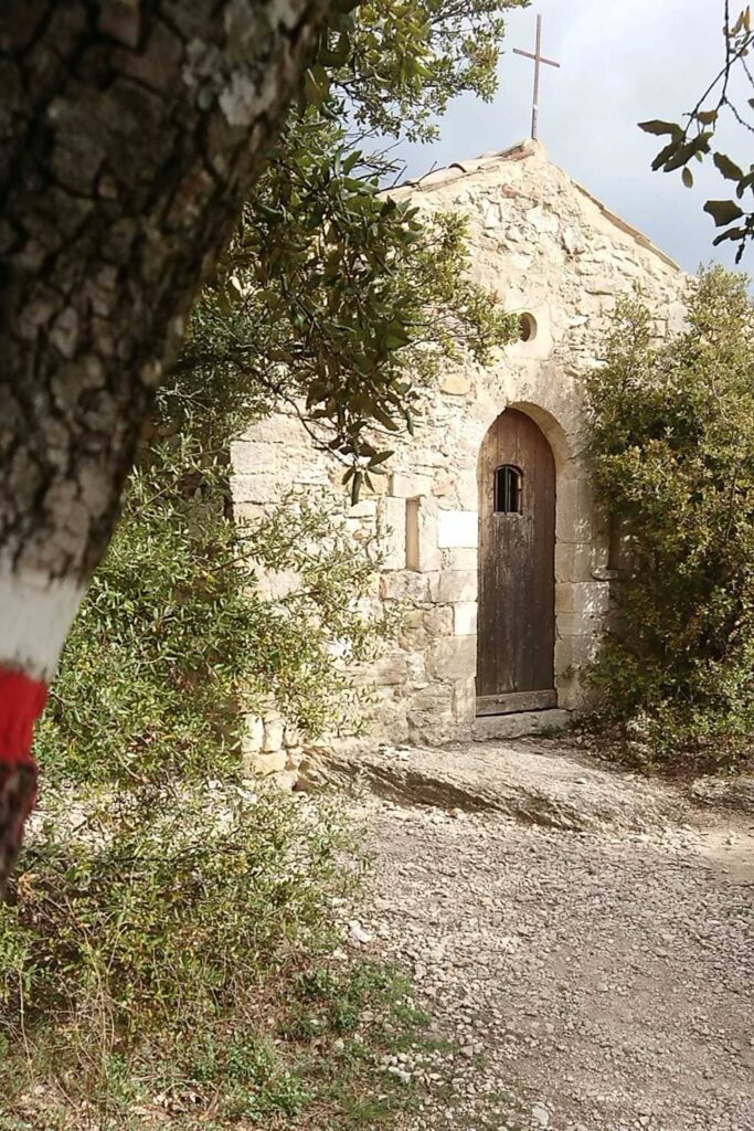 Chapelle Notre Dame de Réparat au bord du GR9 sur les hauteurs de Nyons