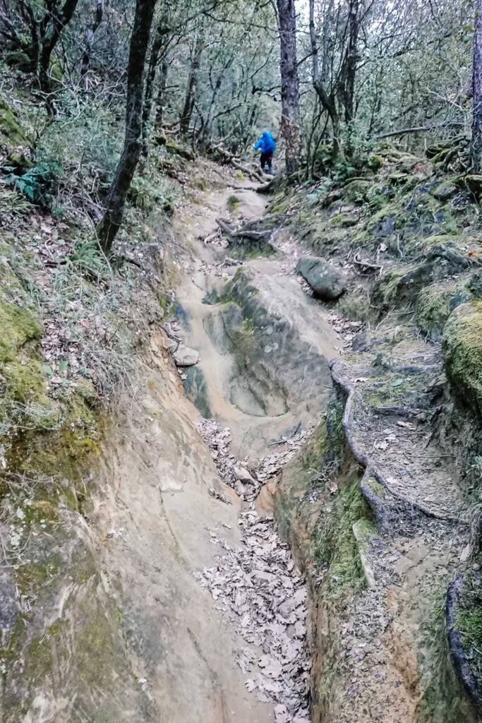 Le tracé du GR9 taillé dans les grés érodés par l'eau
