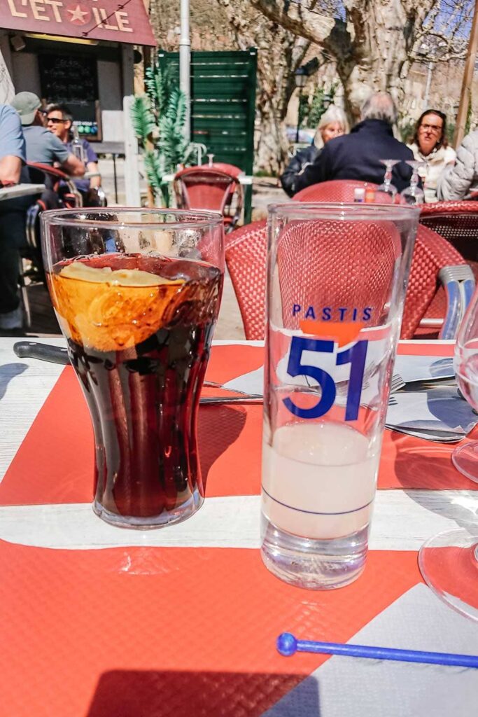 Apéro en terrasse après 5 jours d'itinérance sur le GR9